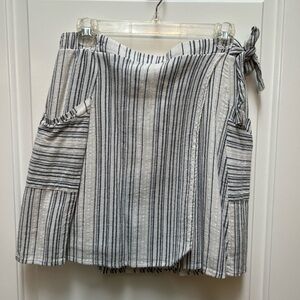 Cute women’s skirt with pocket and tie details, size L